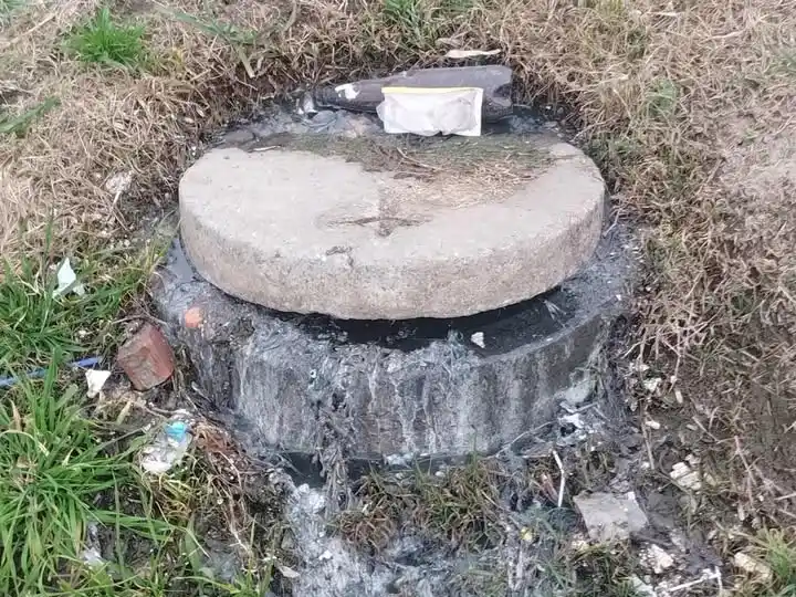 Reclamos por las cloacas tapadas en Casella y Cruz Roja