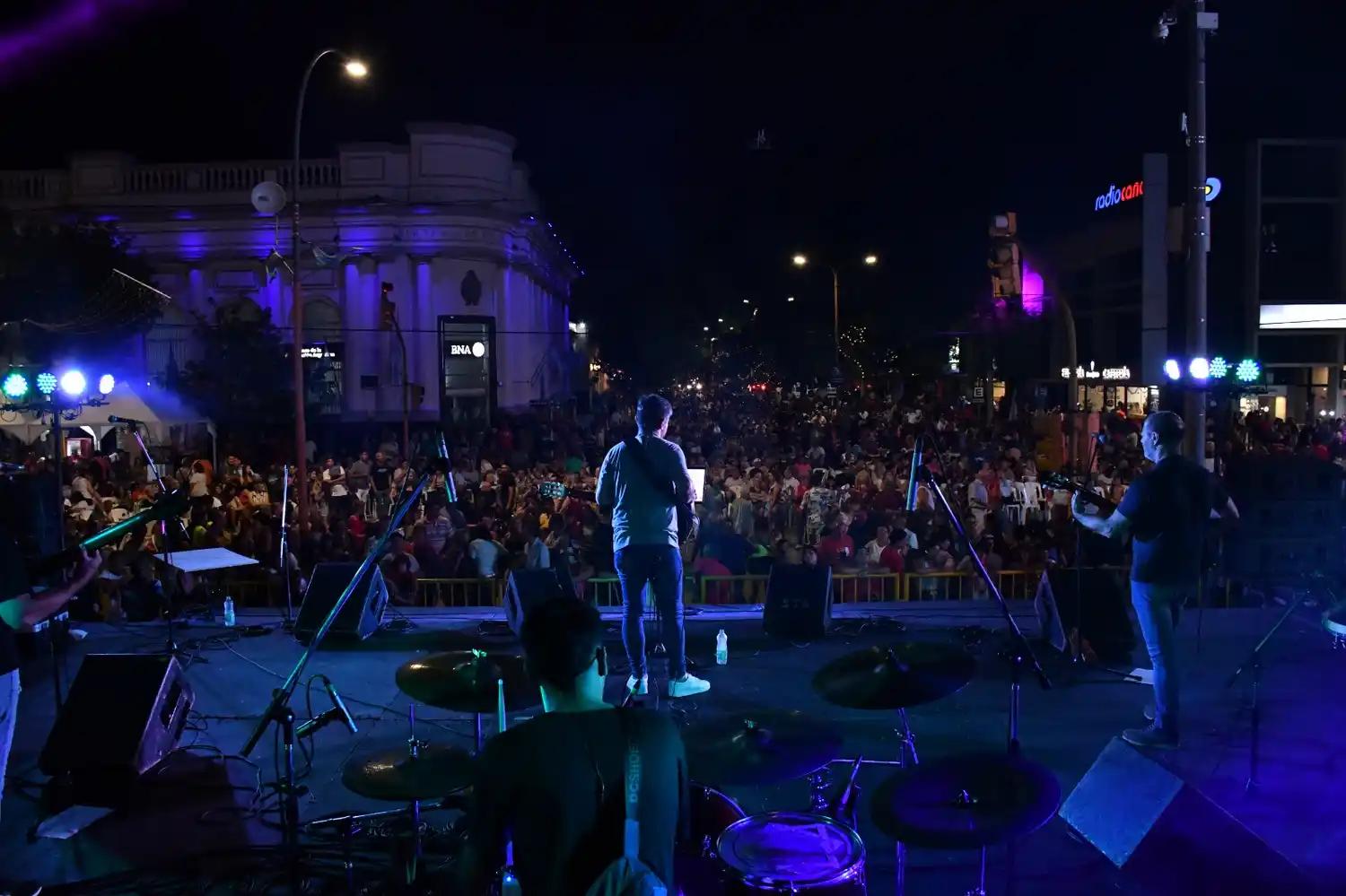 Gabriel Artero y su banda, en el escenario de la Peatonal.