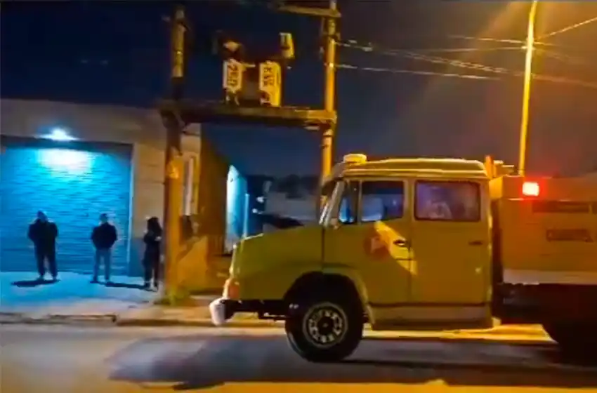 Se colgó para robar cables del tendido eléctrico y recibió una descarga: lo trasladan con quemaduras