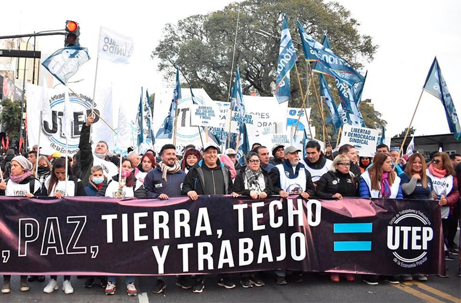 Marchan a la Legislatura porteña para presentar proyecto de "tierra, techo y trabajo"