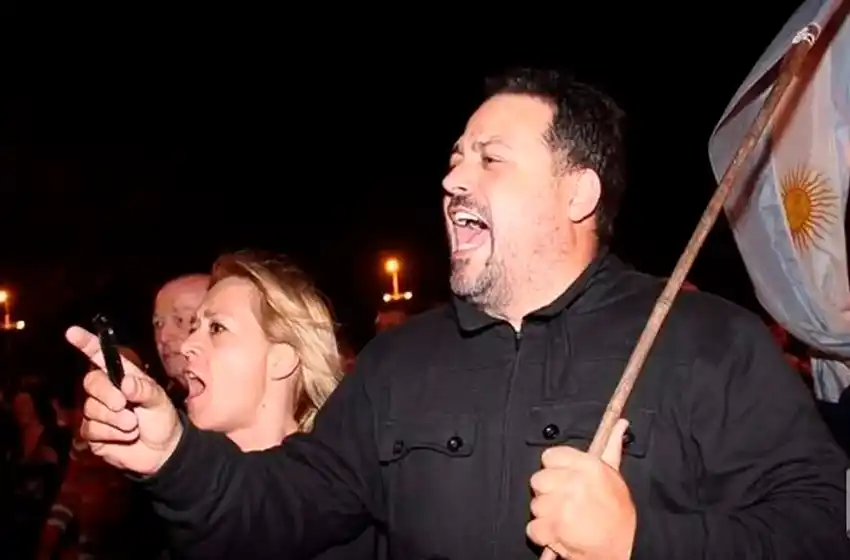 Denuncian a Pampillón por llamar a "bajar y quemar" la bandera mapuche