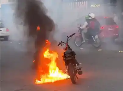 La moto prendida fuego en avenida Del Valle.