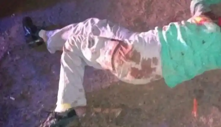 El cadáver de la víctima y la botella de cerveza que utilizaron para asesinarla.