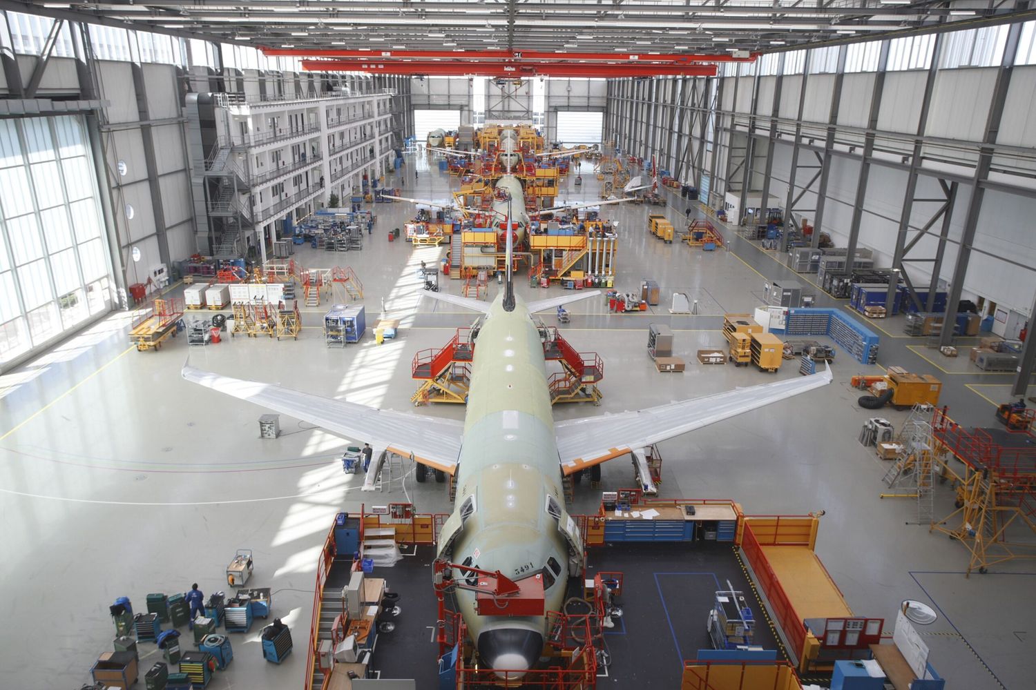 Airbus ajusta el ritmo de producción de pasillo único y deja sin cambios los widebodies