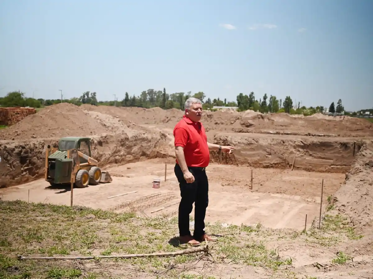 Arroyito construye la pileta municipal y un parque recreativo 