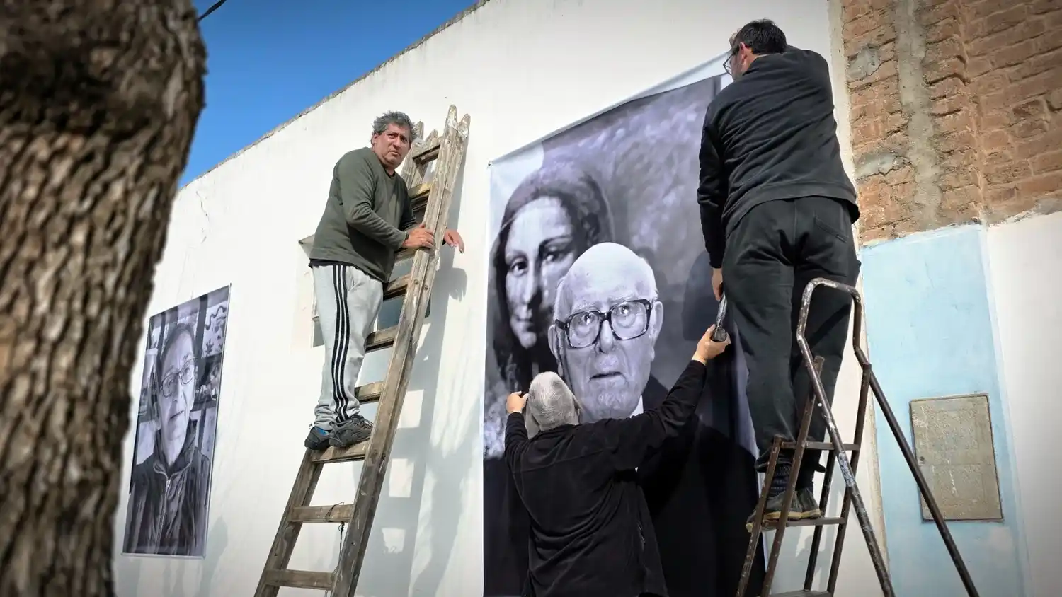 Las gigantografías del proyecto "Voces de la Tierra" intervinieron el paisaje urbano, exhibiendo los rostros de los vecinos y convirtiendo los espacios cotidianos en un museo de la memoria colectiva.