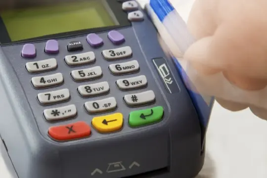 La AFIP facilitó el pago de las propinas con tarjeta de crédito y débito