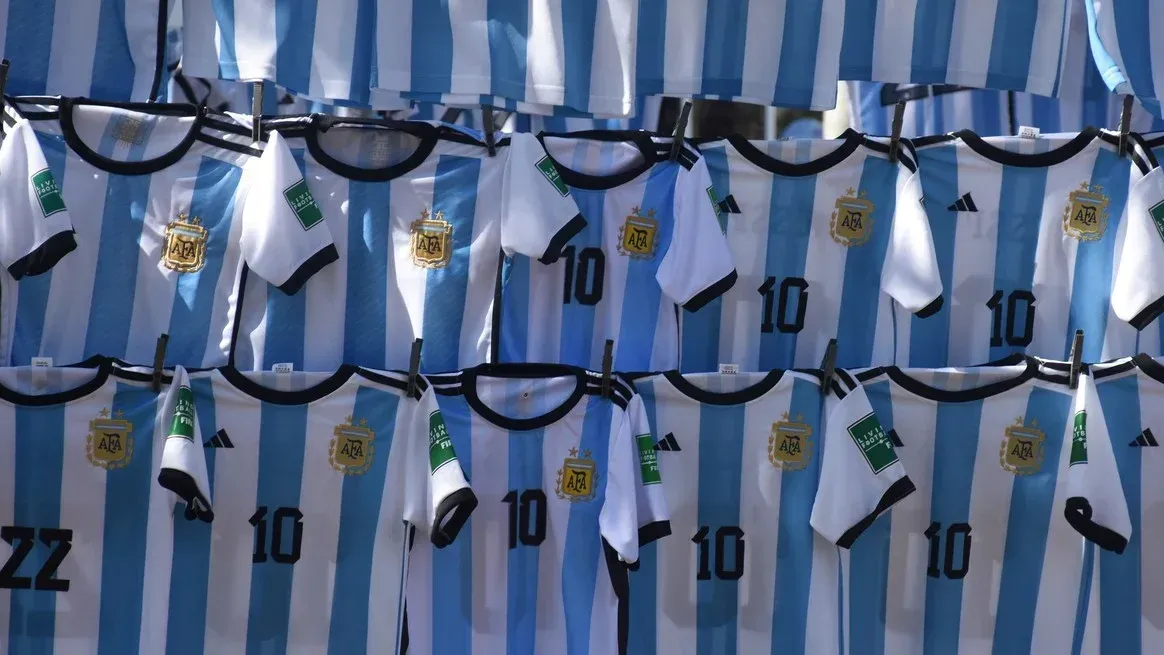 El imputado habría operado bajo el nombre de fantasía “Camisetas Thunder”