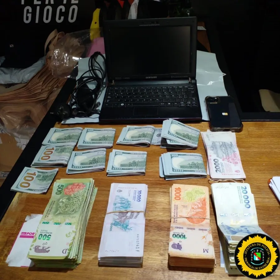 Le transfirieron $8 millones por un error, no los devolvió y compró dólares