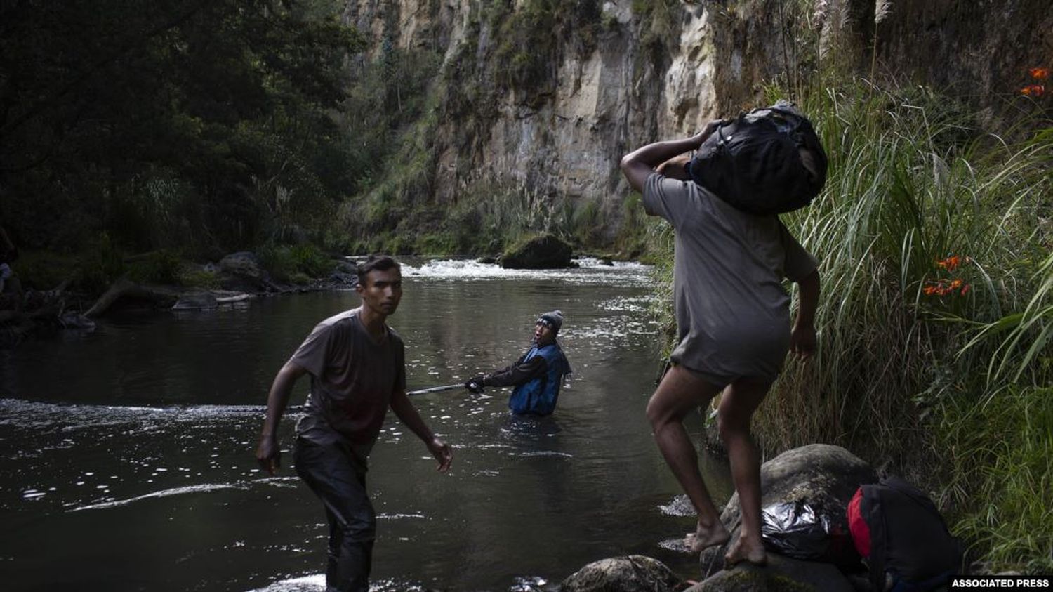 Venezolanos evaden frontera de Ecuador por pasos irregulares