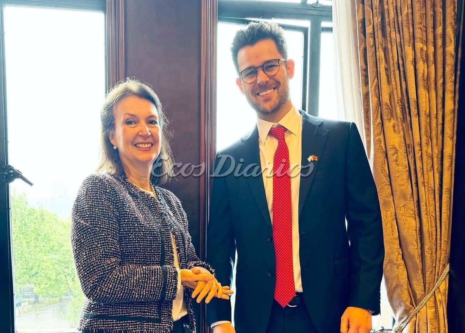 Tomás Fuentes Benítez junto a la canciller Diana Mondino