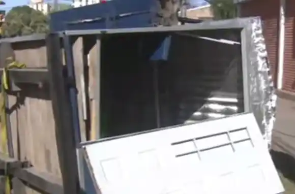 Un comedor móvil que estaba estacionado fue impactado por un colectivo en la madrugada