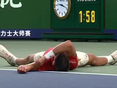 Djokovic hizo historia en Shanghái pero encendió alarmas por su estado físico