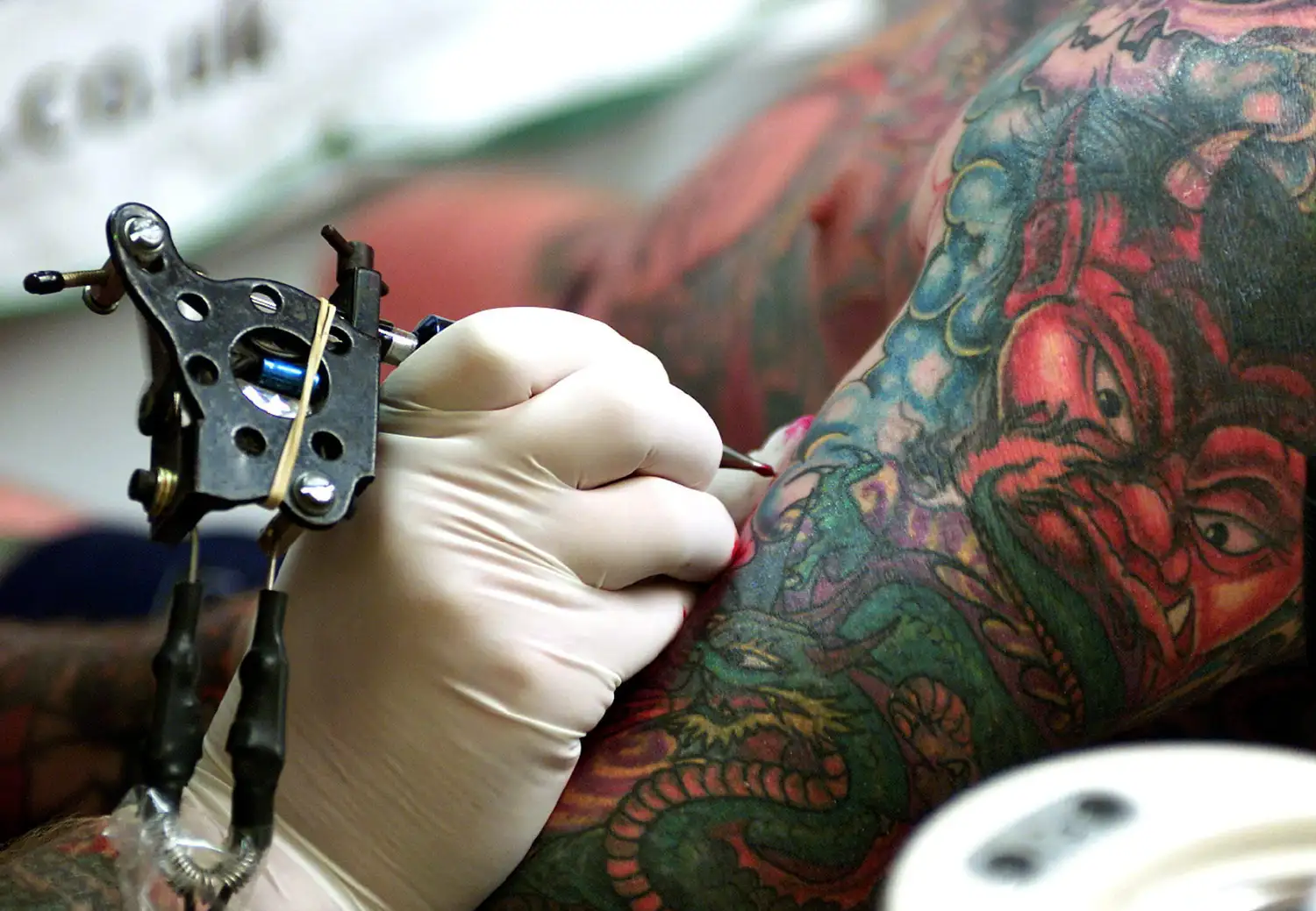 El Municipio dicta cursos para tatuadores y colocadores de piercing