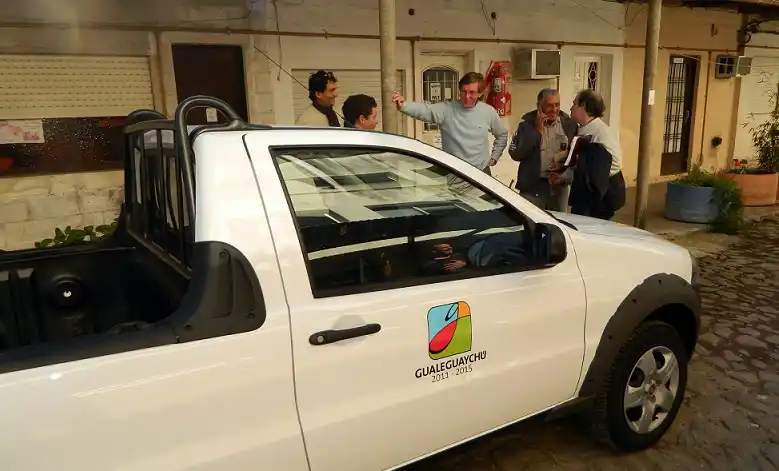 Entregan una camioneta a Comisiones Vecinales