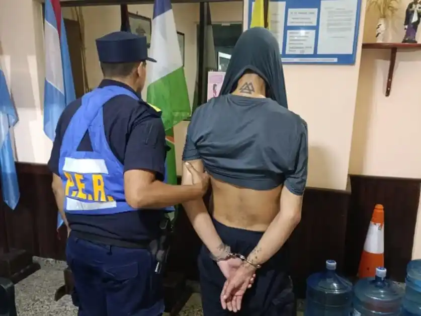 Hasenkamp: detienen a un hombre armado con un cuchillo y droga tras una persecución