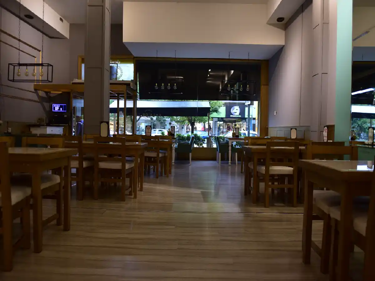El COE autorizó la apertura de bares y restaurantes en "zonas blancas"