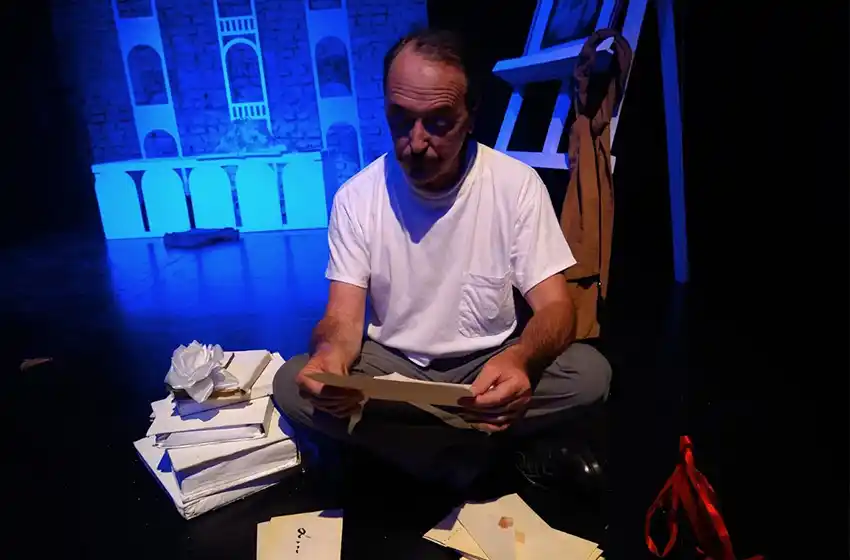 Una rosa blanca se presenta en Mar del Plata