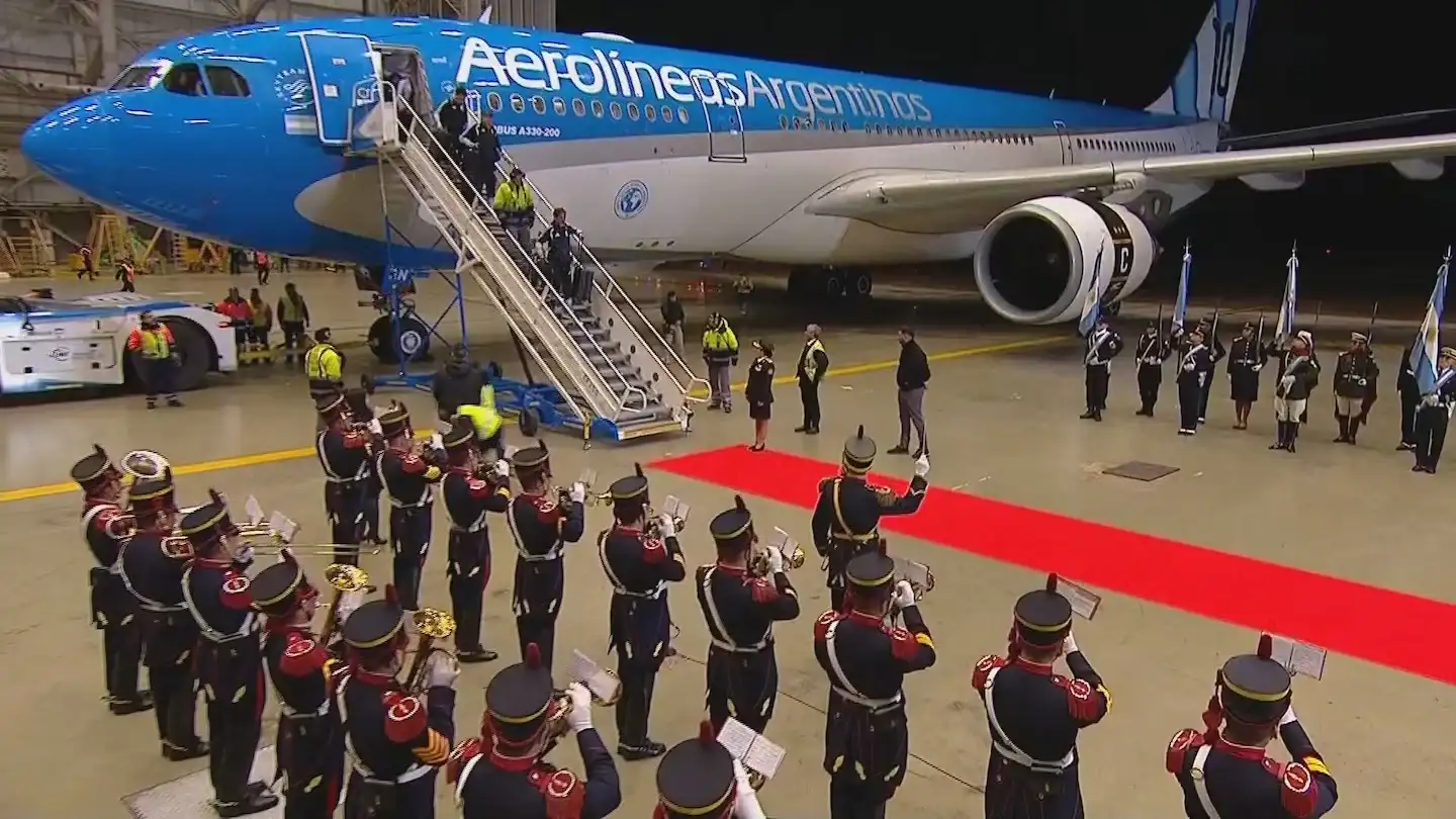emotivo saludo que recibió la Selección antes de aterrizar en el país - 2