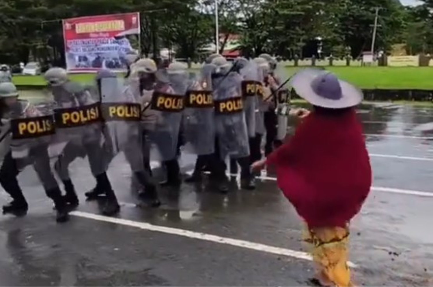 La mujer, armada únicamente con una chancleta, logra hacer retroceder a los agentes.