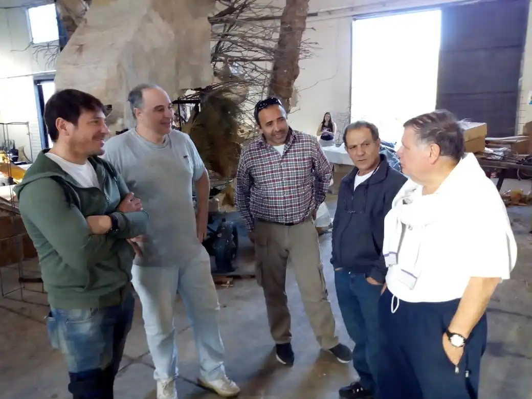 La Comisión del Carnaval visitó los galpones para ver el avance de las carrozas estudiantiles