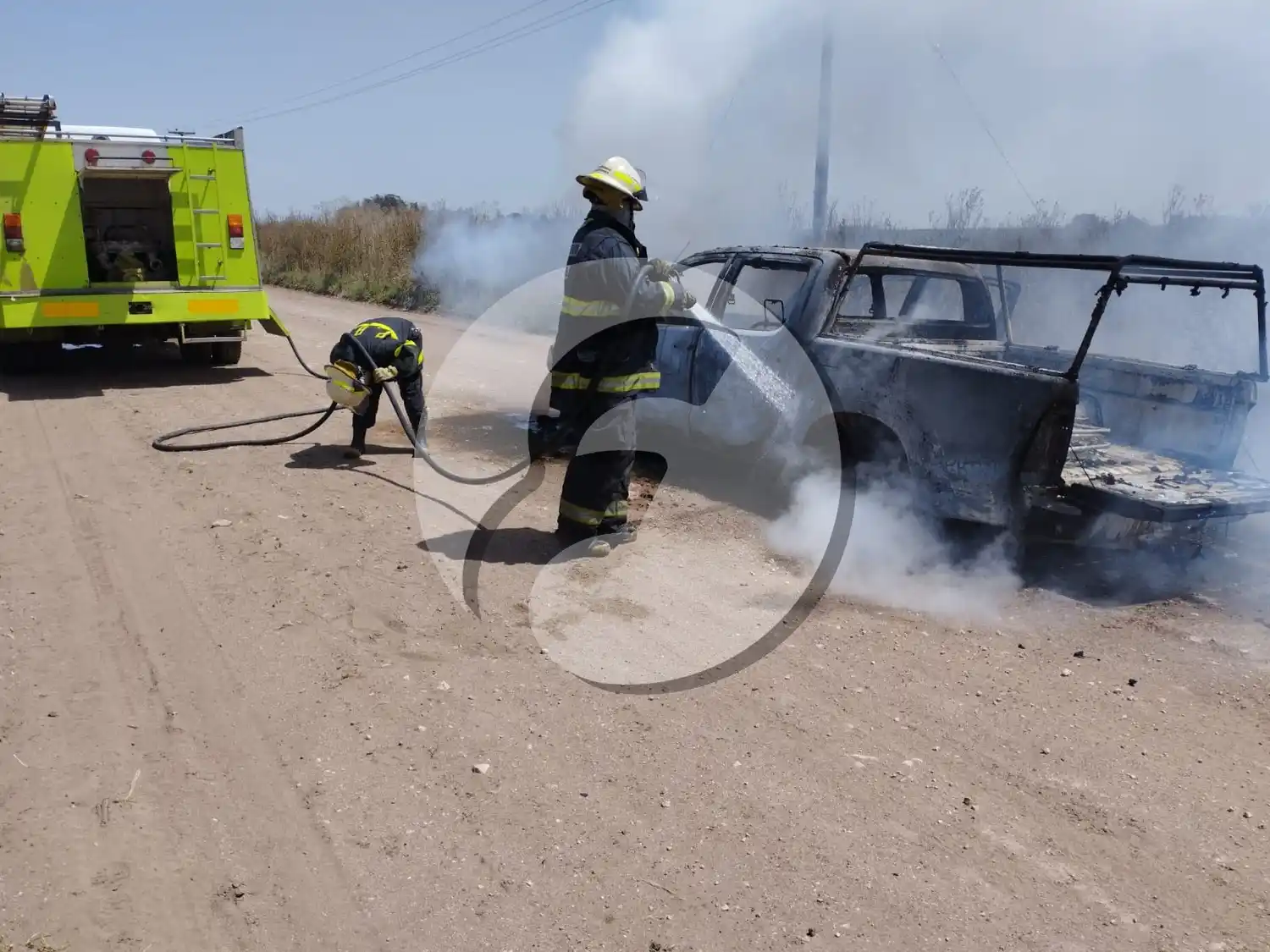 Bomberos controlan el incendio de una camioneta