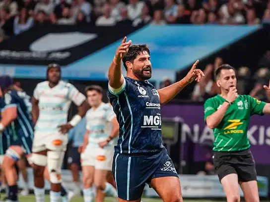 Bruni festeja uno de los tries de Bayonne en el empate ante Racing 92.