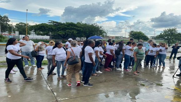LES DAN COMIDA PODRIDA: madres de detenidos en Tocuyito por el 28 de julio exigen su liberación