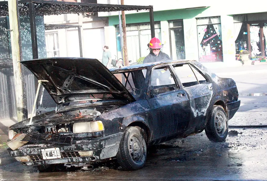 Salvan su vida, tras incendiarse el auto en el que viajaban