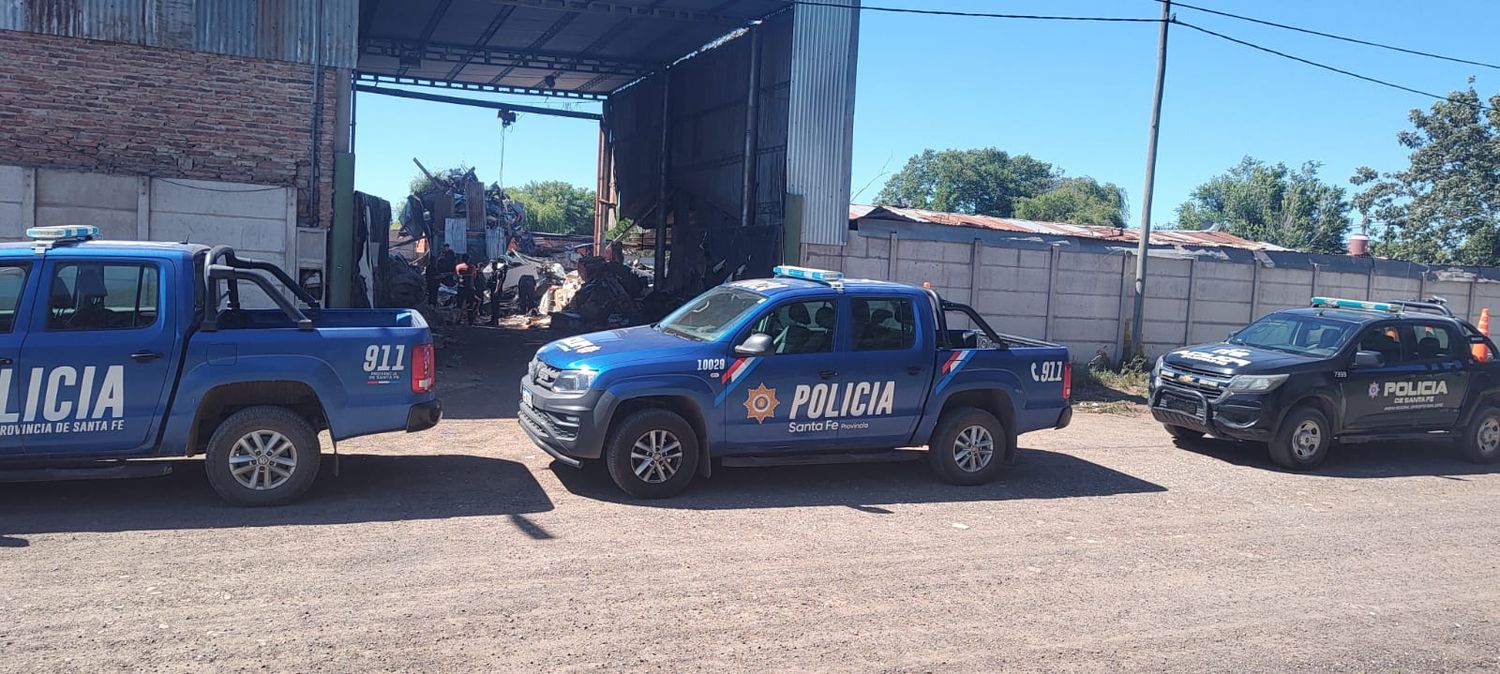 Operativos de las fuerzas de seguridad en un galpón de la ciudad de Firmat.