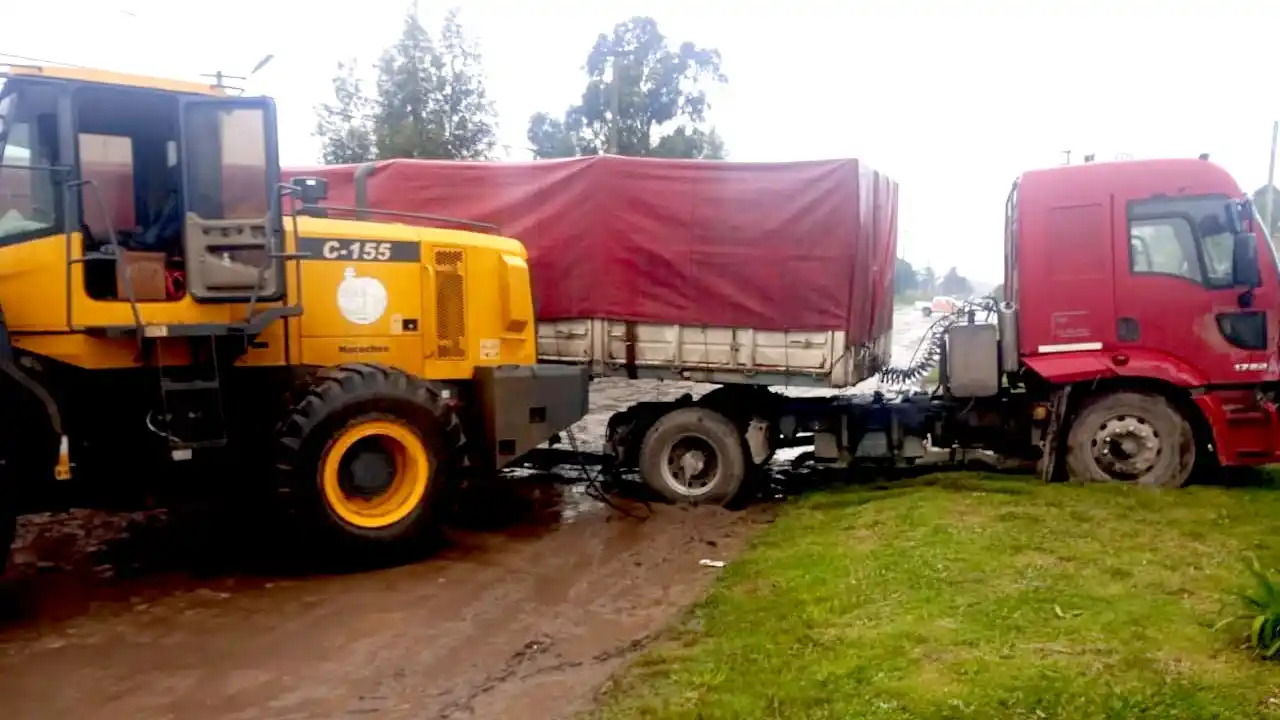 Se infraccionó a un camión por circular en calles de tierra durante días de lluvia