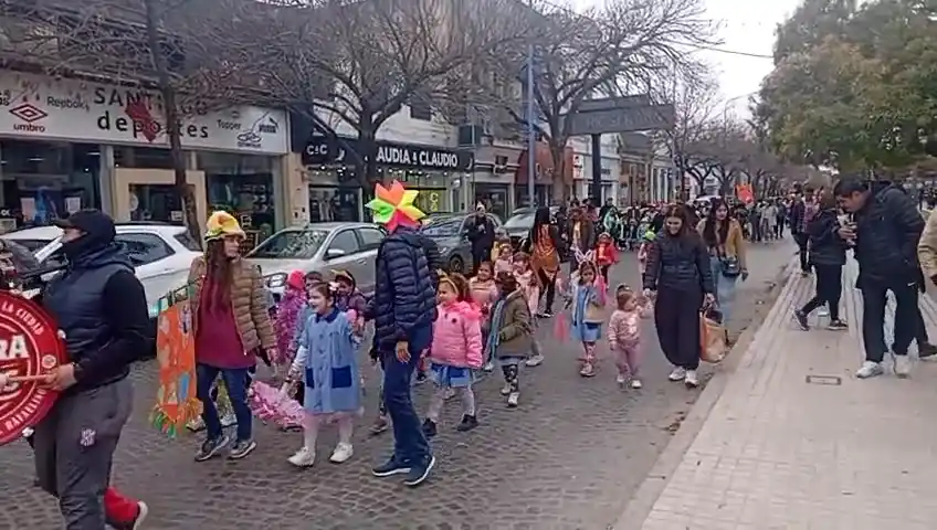 Desfile y festejos por el Día de los Jardines sorprendieron en pleno centro de Rafaela - 3