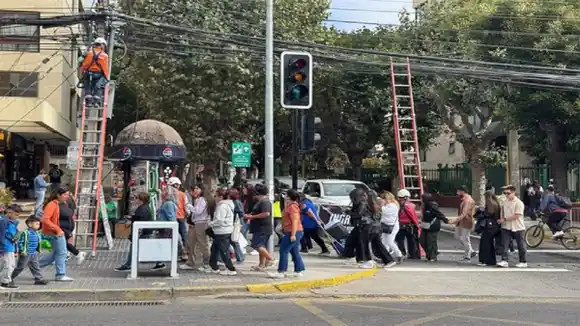 Chile recupera la energía en 90% de los  hogares tras apagón masivo: crónica de «un hecho indignante»