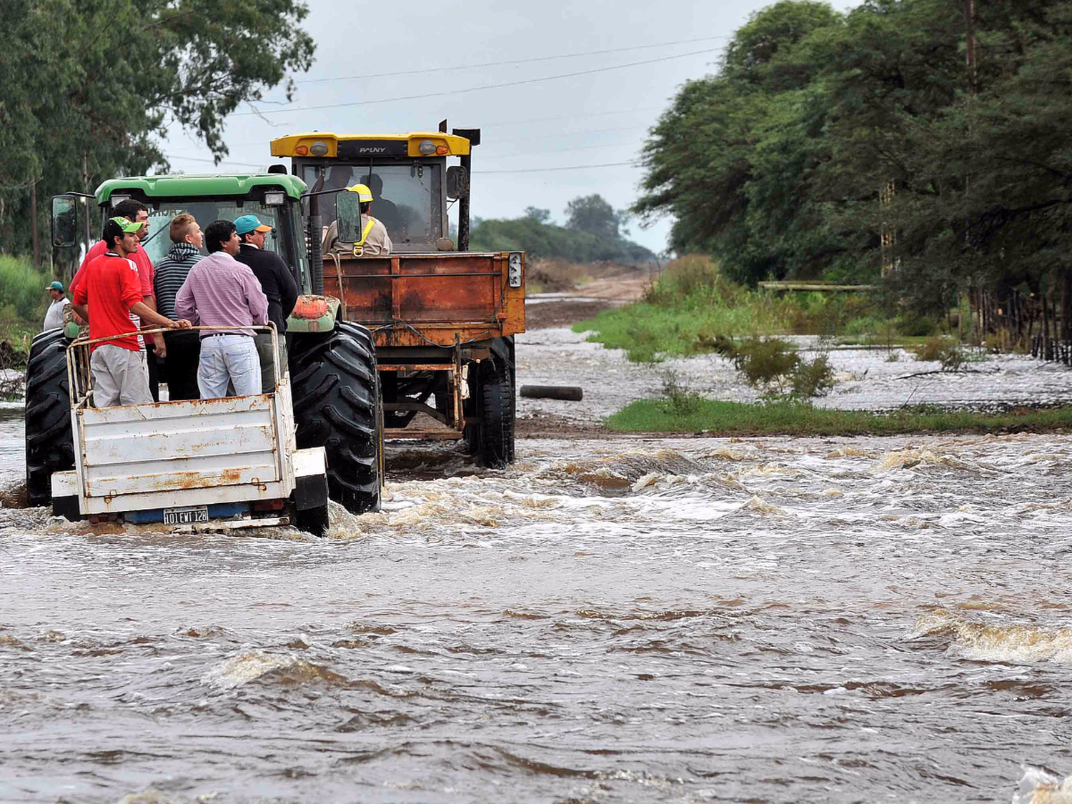 Productores lecheros rechazan críticas del titular de Vialidad Provincial, que los acusó de tener responsabilidad en las inundaciones