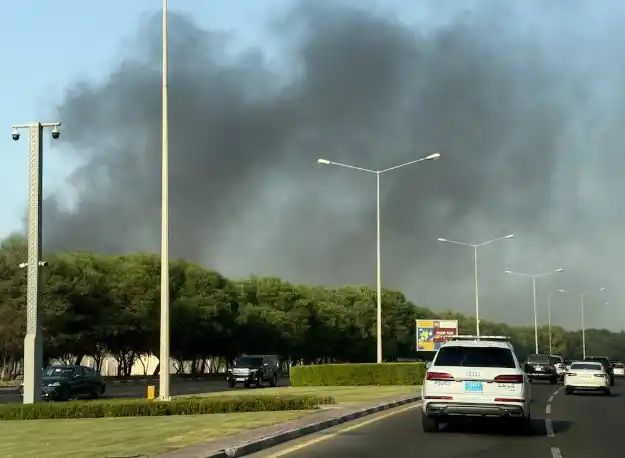 Se observa humo en Doha tras las explosiones