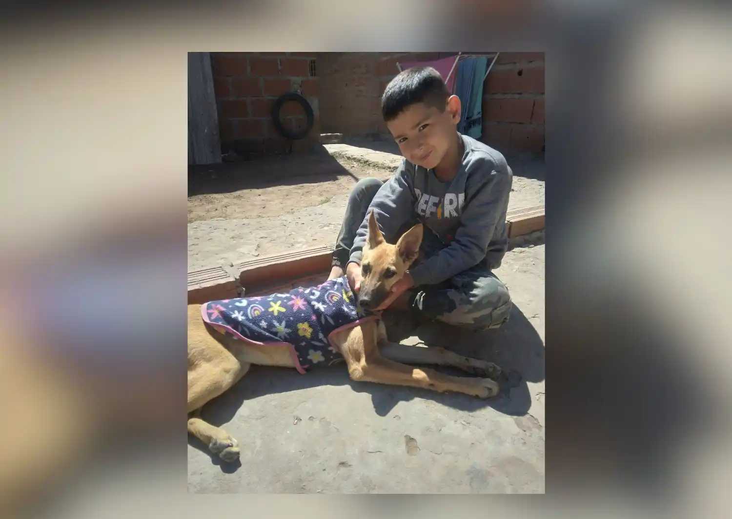Laurita junto a Milo, su pequeño dueño. Foto: La Opinión.