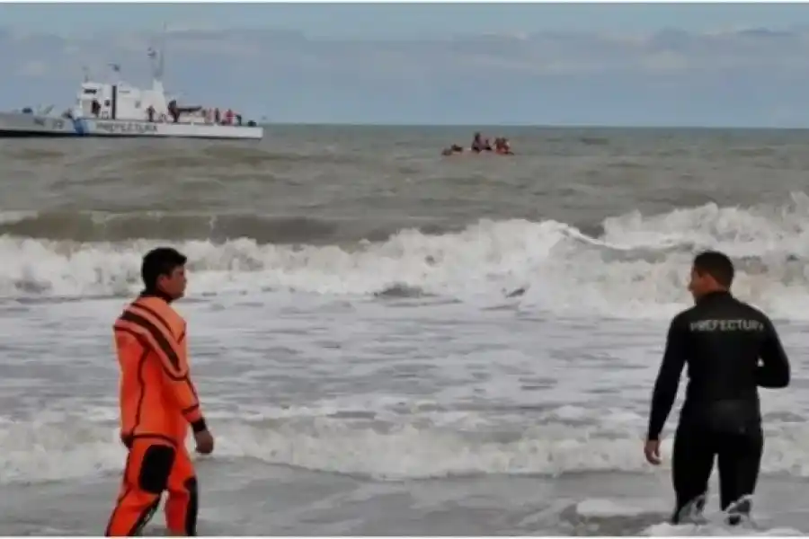 Intensa búsqueda de dos amigos en Pinamar: entraron al mar en un kayak y no volvieron