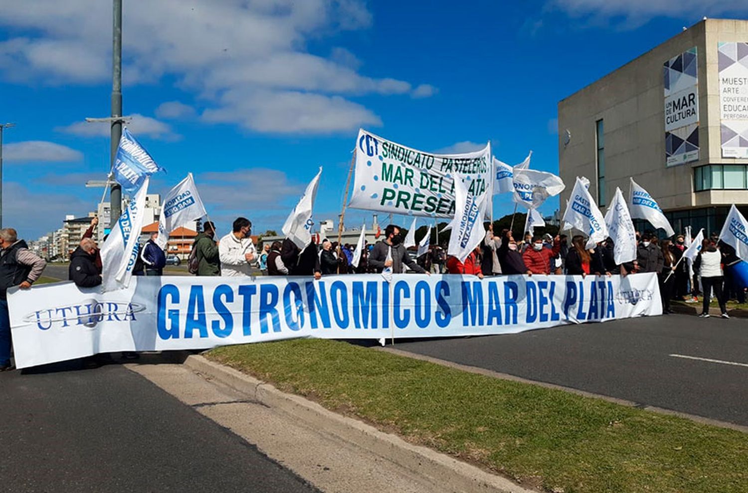 Masivo reclamo gastronómico: "Están damnificando al empleado, que se puede quedar en la calle"