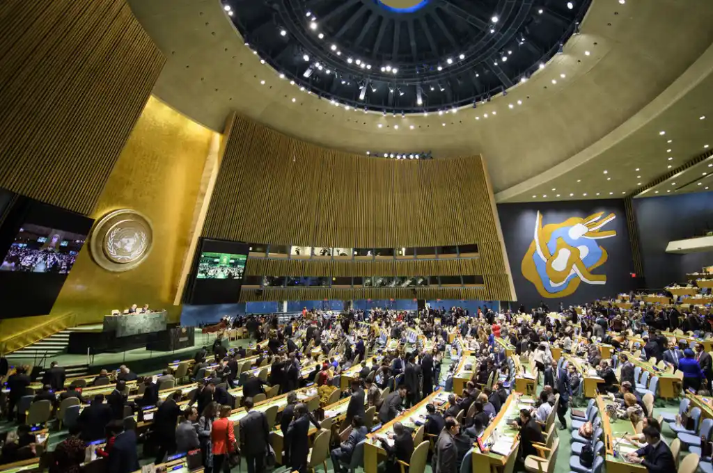 La votación tuvo lugar al final de una sesión de emergencia sobre la escalada de violencia y hostilidad en Medio Oriente