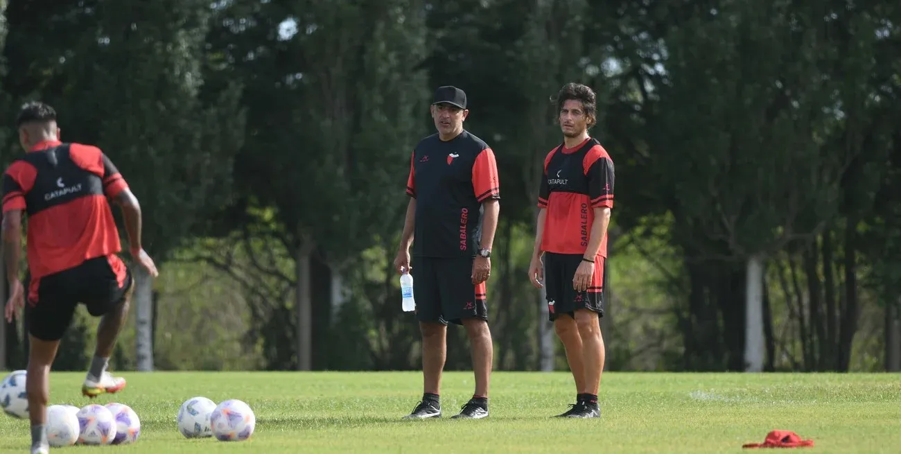 Iván Delfino y Sebastián Prediger, dos protagonistas de este nuevo proceso. El entrenador, con vasta trayectoria en la categoría; el volante, volviendo al club que lo vio nacer futbolísticamente y queriendo aportar su experiencia y jerarquía. Manuel Fabatía