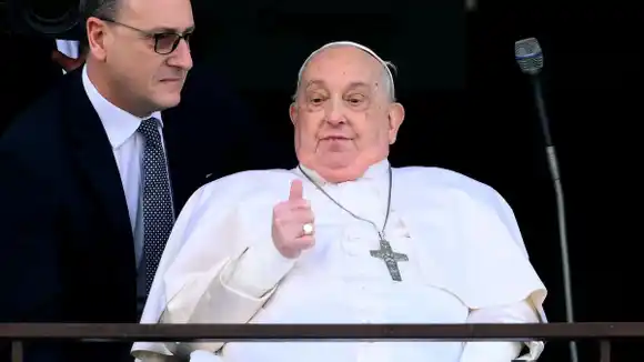 El médico que atendió al Papa contó que estuvo dos veces al borde de la muerte