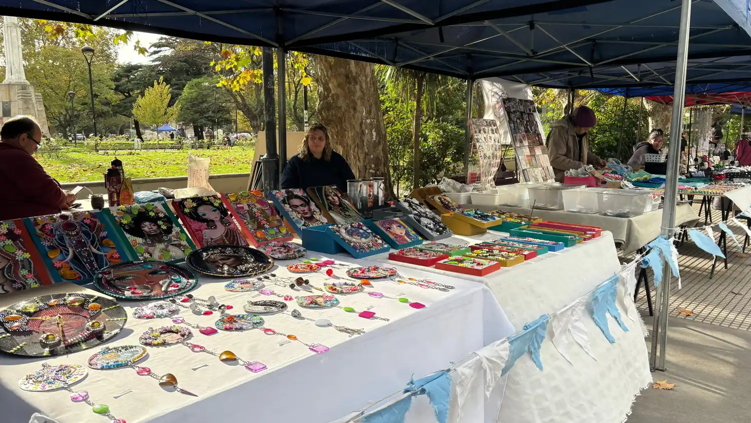 Frente al escenario económico, ambas feriantes coinciden en que la estrategia es “resistir”