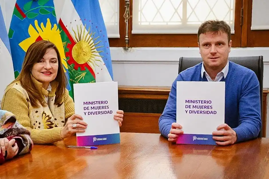 La ministra junto al intendente de Olvarría.