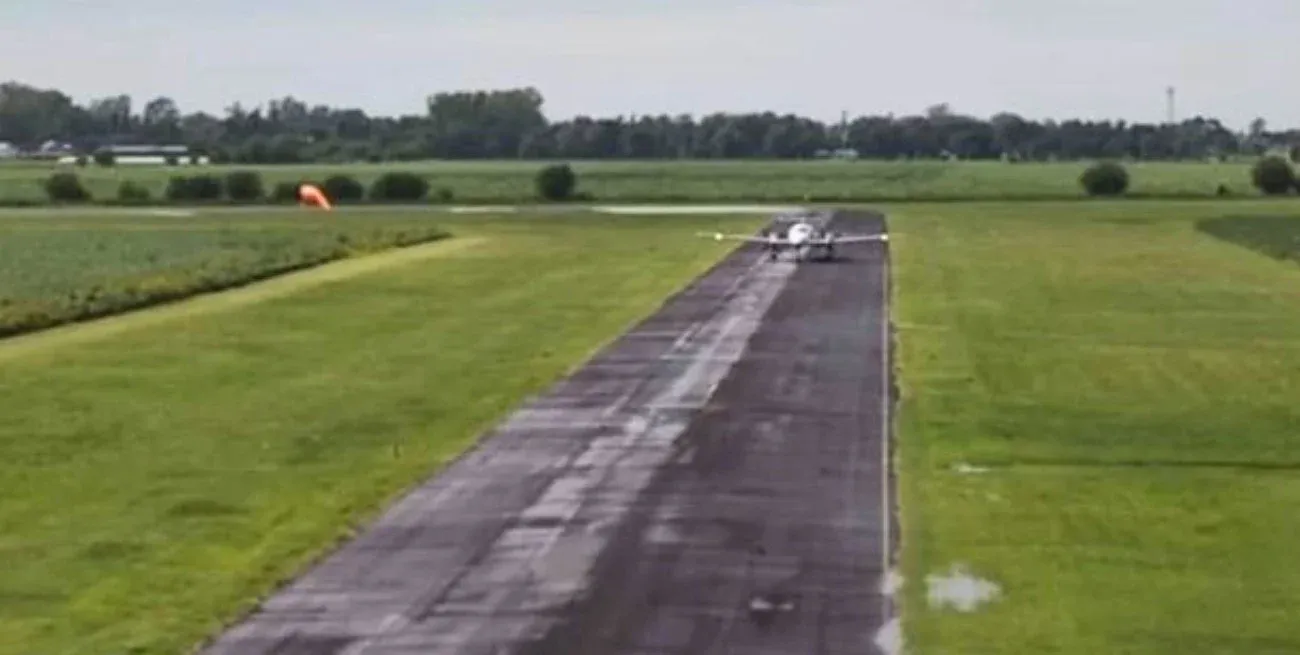 El momento del aterrizaje en Venado Tuerto inaugurando la ruta comercial.