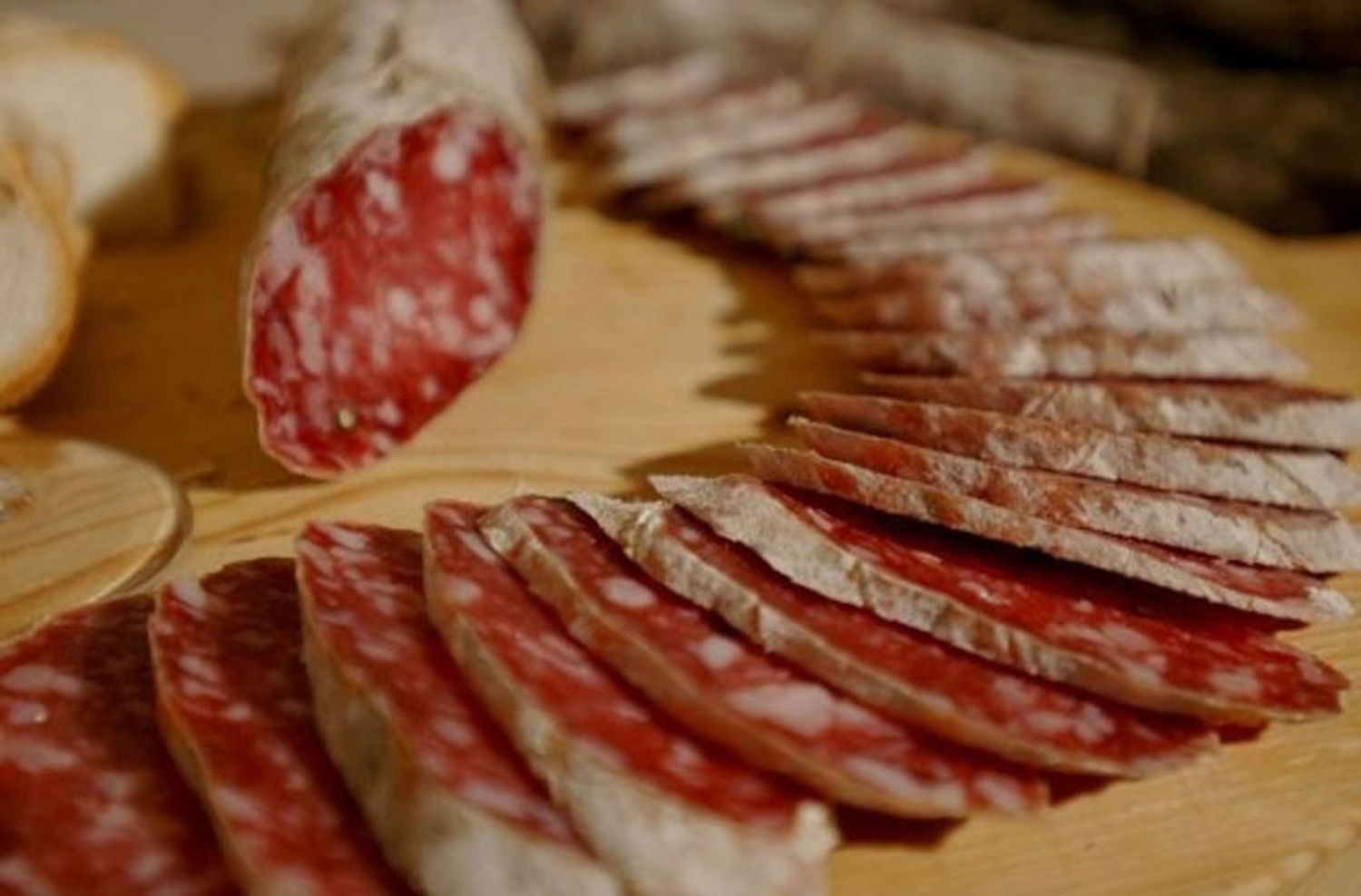 Tras un brote de triquinosis en zona sur, recomiendan no consumir chacinados de dudosa procedencia