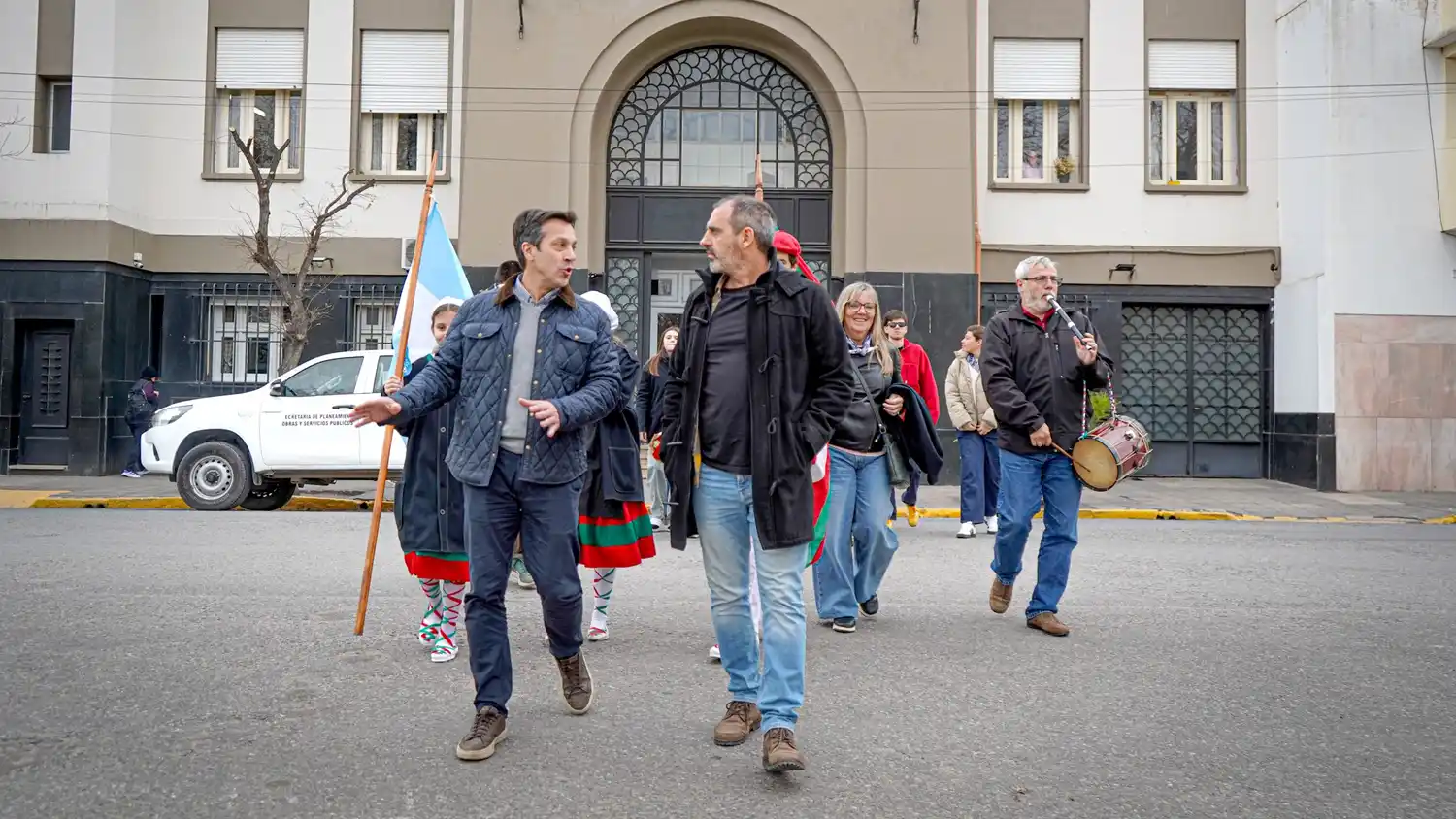 Saludo a autoridades. El presidente del Centro Vasco, Iñaki Bilbao, junto al intendente Arturo Rojas