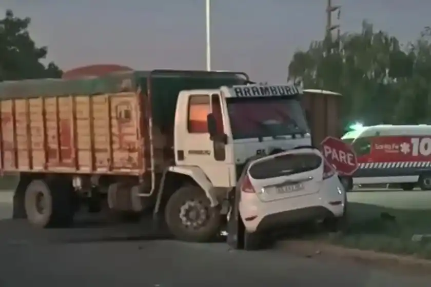 Choque fatal en San Lorenzo: murió un hombre tras impactar su auto contra un camión