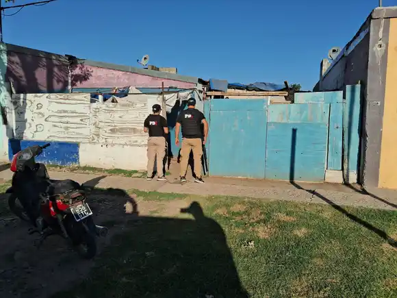 Múltiples allanamientos en Rafaela: detuvieron a una mujer con armas y drogas