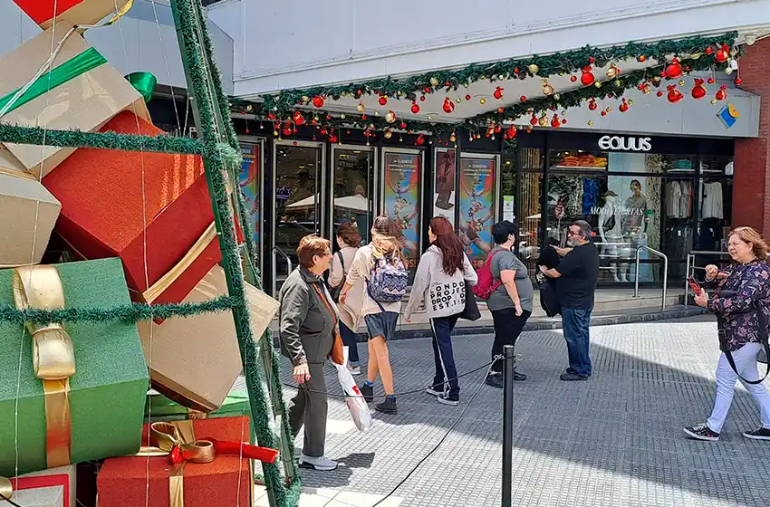 Los números de la economía permitieron esta Navidad "más y mejores ventas" según el economista Ricardo Panza.