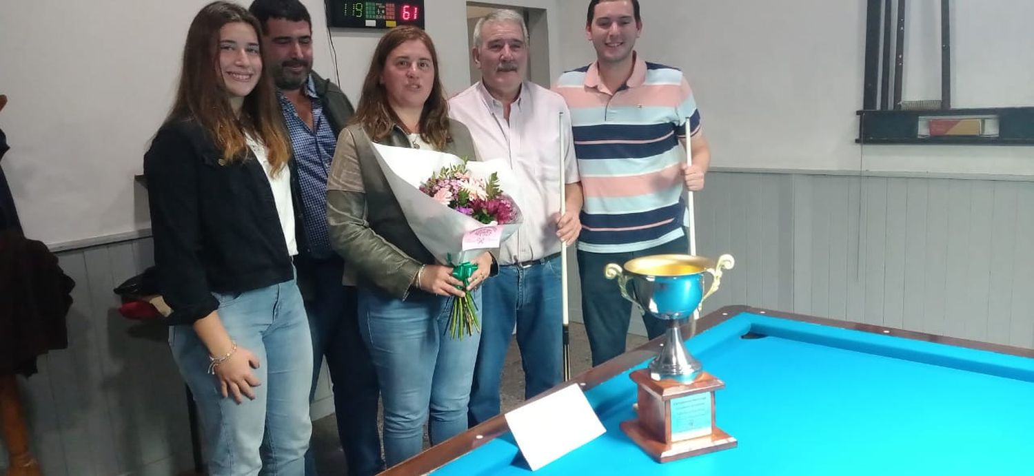 El momento más emotivo, la señora de Humberto Benedetti recibió un presente floral y junto a familiares entregó la copa a los campeones.